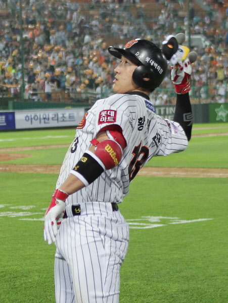 황재균 선수의 따라가는 2점 홈런